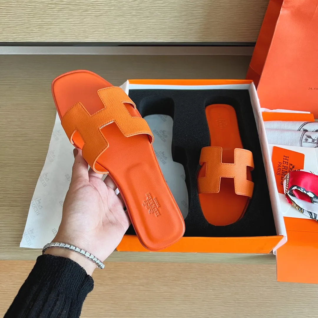 👟👟Ex-factory price 480👟👟Hermès) The packaging has been upgraded, and the layout and workmanship materials have been upgraded. Hermes®🔴Handmade Shoes👟👟 👟👟 Product Hermes Slippers🐎 —————————— The 2023 early spring new model is the same as the original version, purely handmade by masters! ❥High-end customization, exclusive products, industry❥Using: Hermers upper: Italian imported cowhide + original custom-grade Australian sheepskin feet + genuine leather outsole (pursuing walking comfort) 👟👟 ~~〰〰〰〰❥ Packaging: ✔🚦Pay attention to the exclusive packaging 〰Original quality on sale━━━━Hermes━━━━━ size: 35-40 (34.41.42 custom-made, non-refundable)